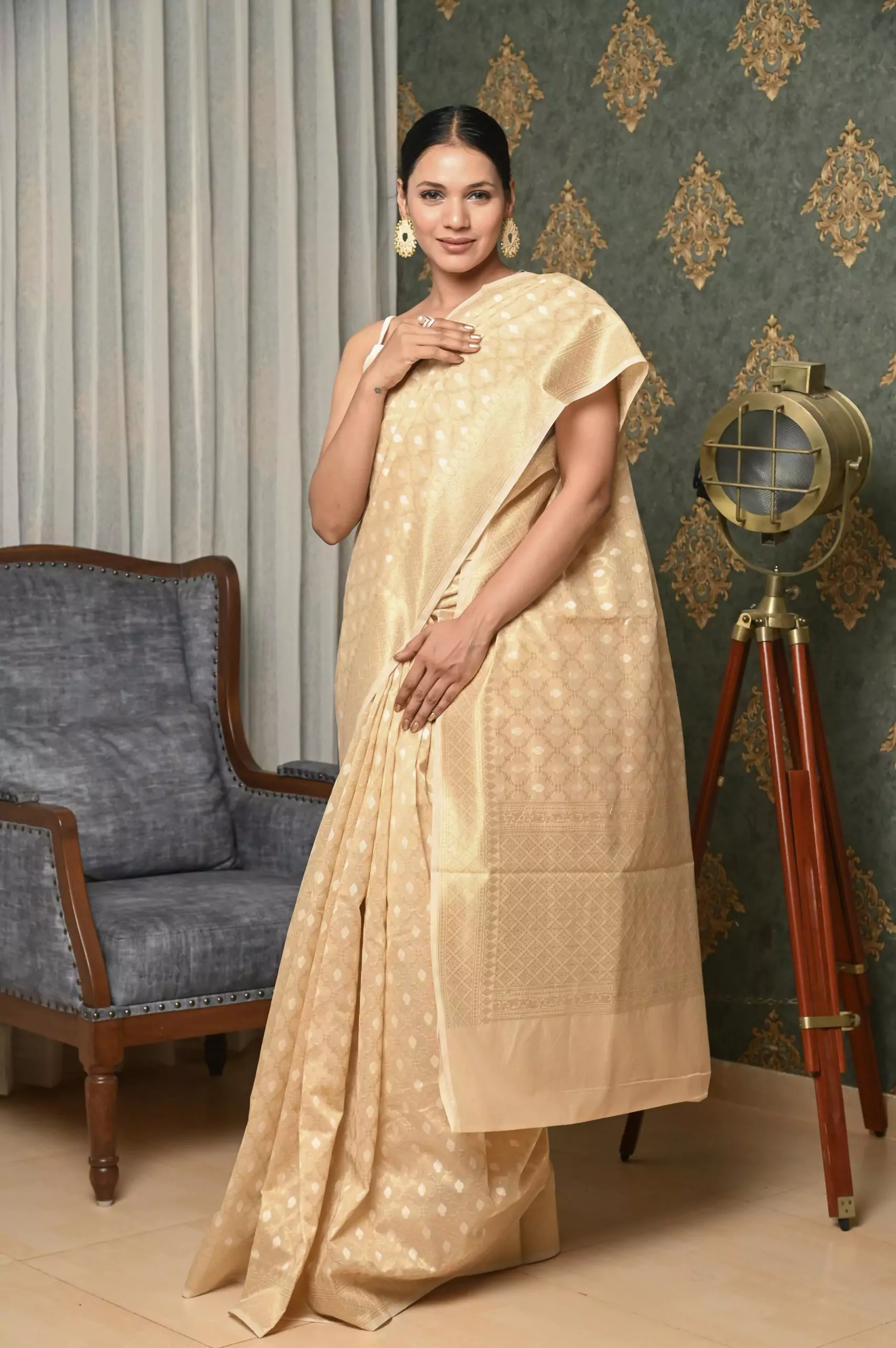 Buy Gotitli Off White Silk Saree with Unstitched Blouse Gold Zari Pallu  online